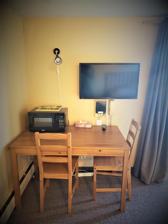 TV a/nebo společenská místnost v ubytování Above Tide Motel