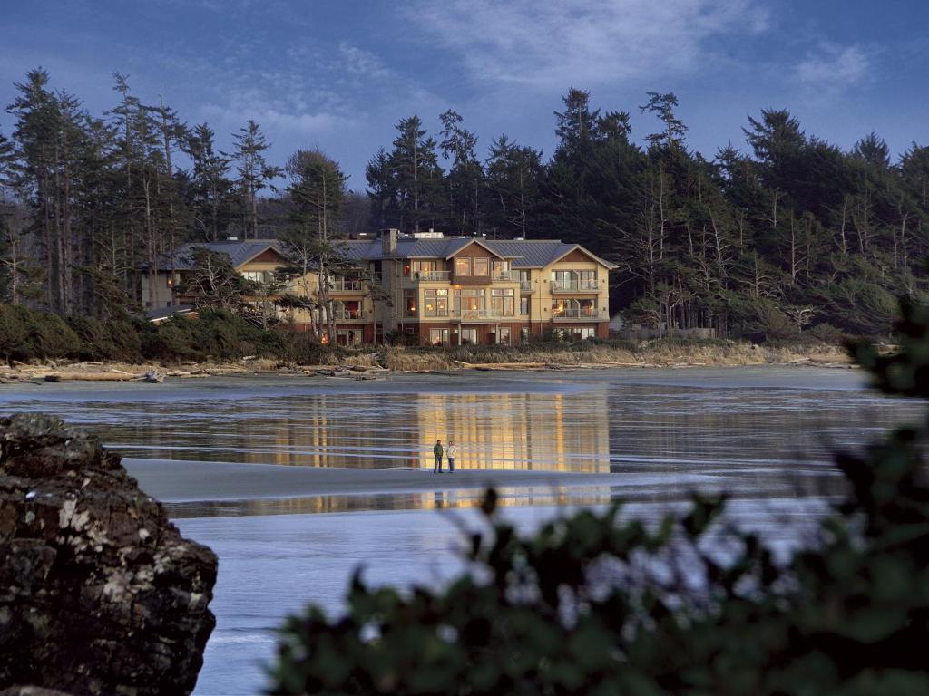 Long Beach Lodge Resort في توفينو: منزل كبير على شاطئ البحيرة