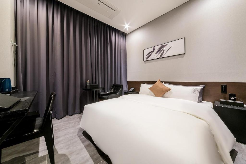 Postel nebo postele na pokoji v ubytování Pyeongtaek Stay Tourist Hotel