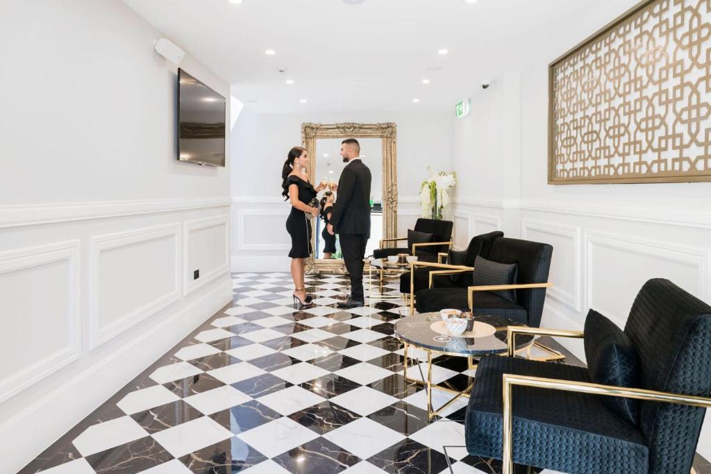 eine Braut und ein Bräutigam stehen in der Lobby eines Hotels in der Unterkunft Holiday Inn & Suites - Parramatta Marsden Street, an IHG Hotel in Sydney