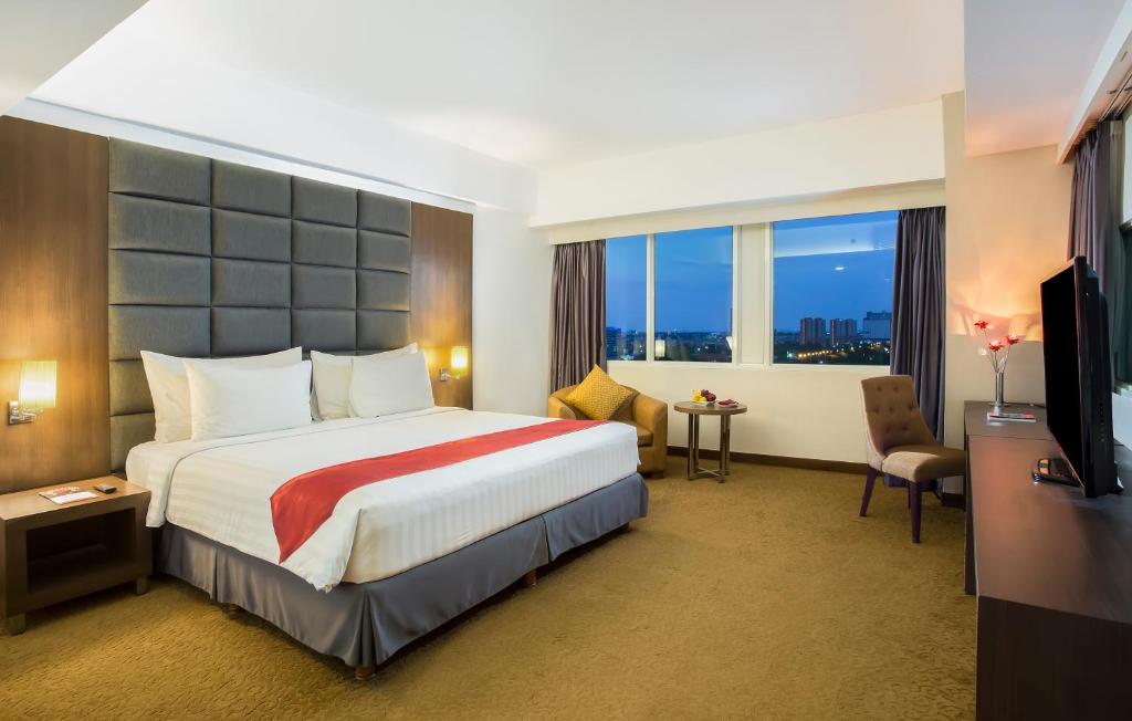 Postel nebo postele na pokoji v ubytování Swiss-Belinn Kemayoran