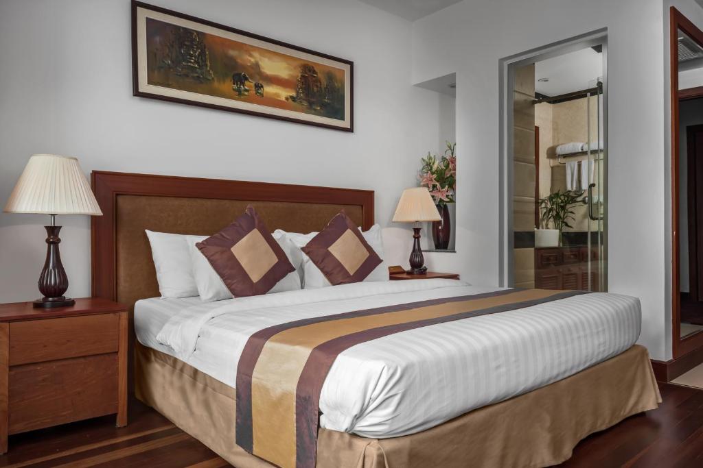 Postel nebo postele na pokoji v ubytování Phnom Penh Katari Hotel