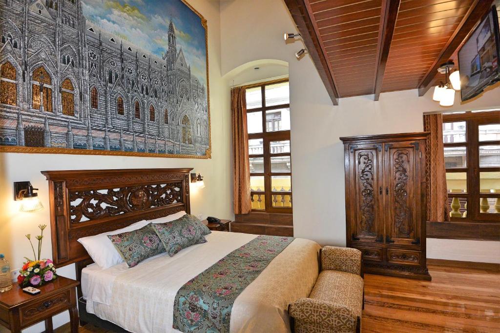 Postel nebo postele na pokoji v ubytování Hotel La Basílica Quito