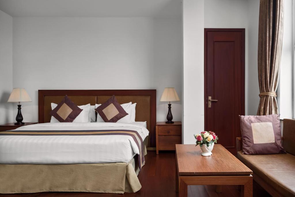 Postel nebo postele na pokoji v ubytování Phnom Penh Katari Hotel