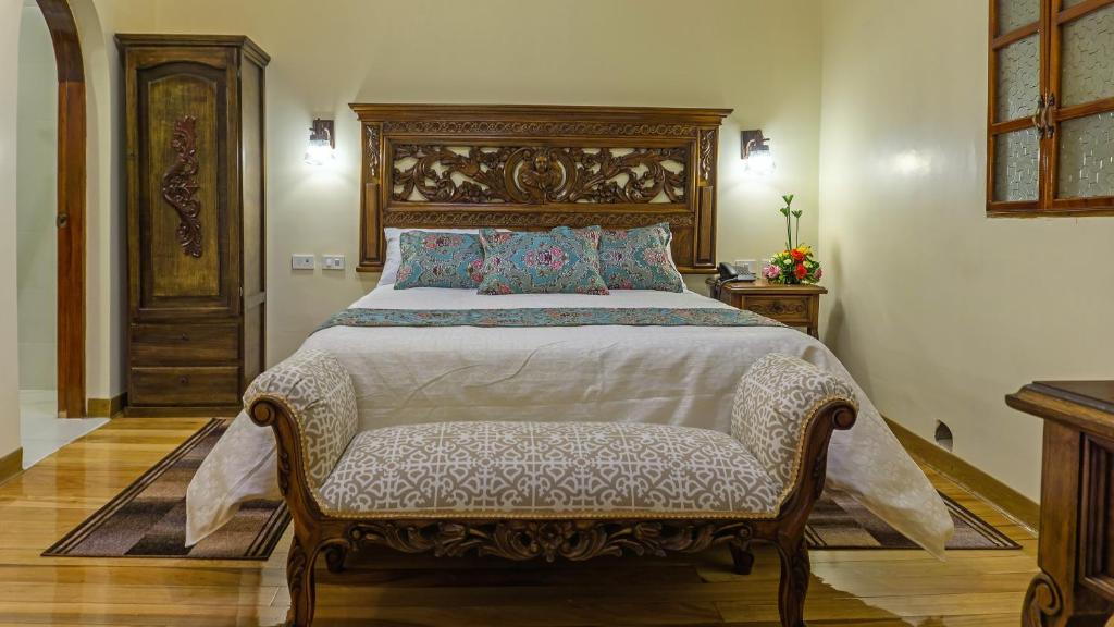 Postel nebo postele na pokoji v ubytování Hotel La Basílica Quito