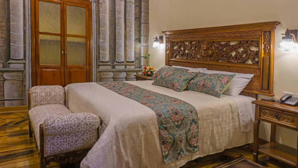 Postel nebo postele na pokoji v ubytování Hotel La Basílica Quito