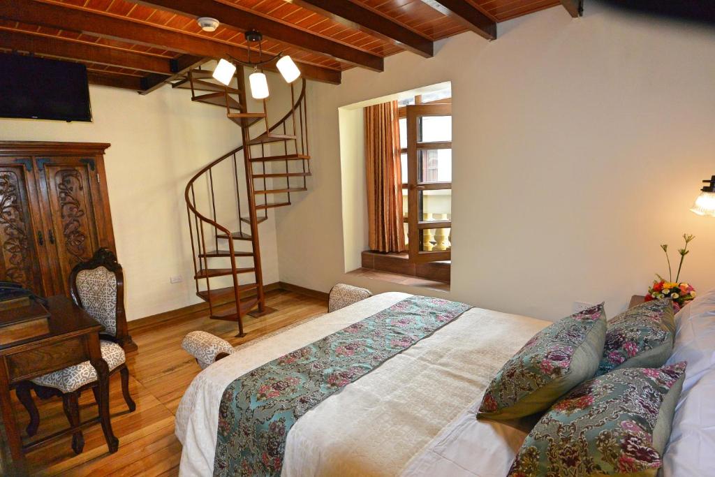 Postel nebo postele na pokoji v ubytování Hotel La Basílica Quito