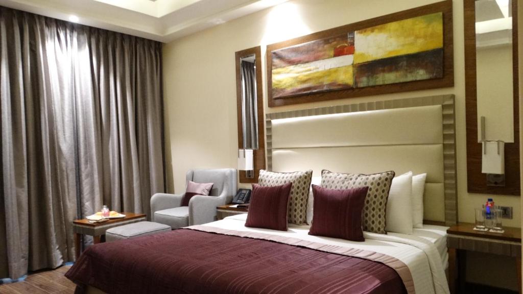 Postel nebo postele na pokoji v ubytování Ramada Gurgaon Central