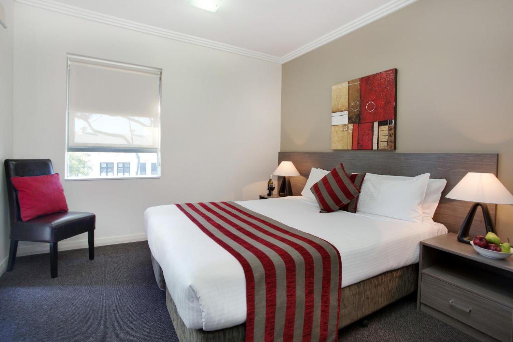 Postel nebo postele na pokoji v ubytování Best Western Plus Camperdown Suites