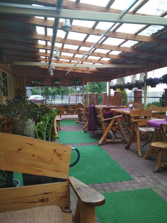 Reštaurácia alebo iné gastronomické zariadenie v ubytovaní Pensjonat i Restauracja U Zdzicha