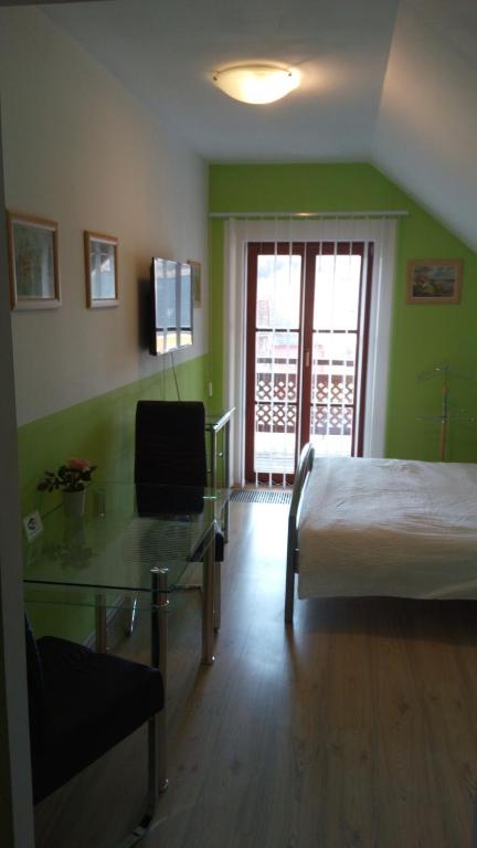 pokój hotelowy z łóżkiem i szklanym stołem w obiekcie Apartments U Kašny w mieście Kadaň