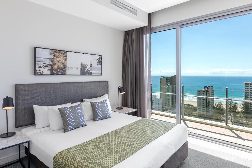 Un pat sau paturi într-o cameră la Wyndham Resort Surfers Paradise
