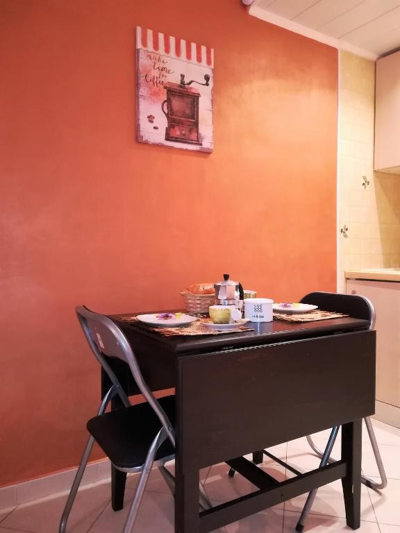 a kitchen with a table and chairs in a room at Le Malte in Menton
