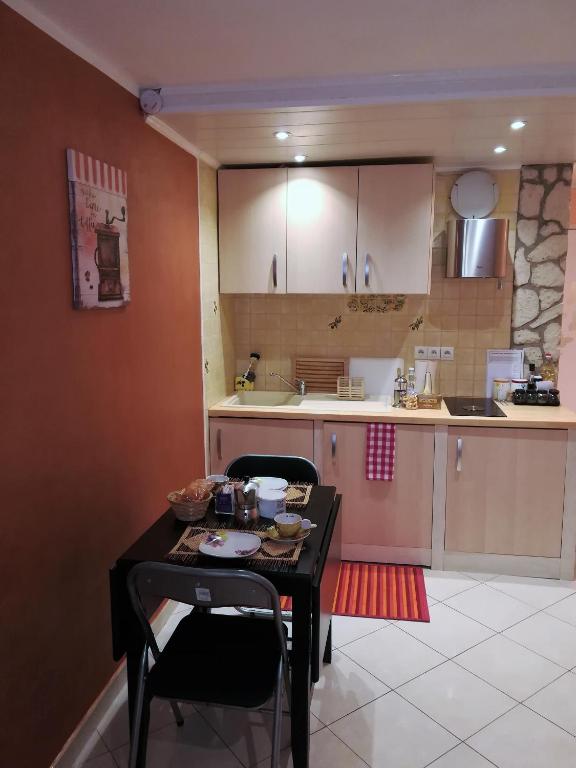 a small kitchen with a table and chairs in it at Le Malte in Menton