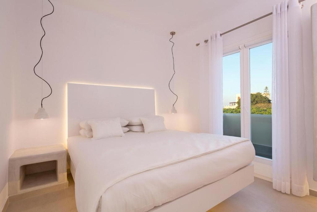 Una cama o camas en una habitación de Art Hotel Santorini
