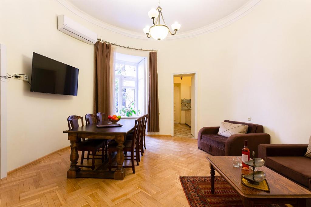 Galaktionis Apartment.3 min to Liberty Square