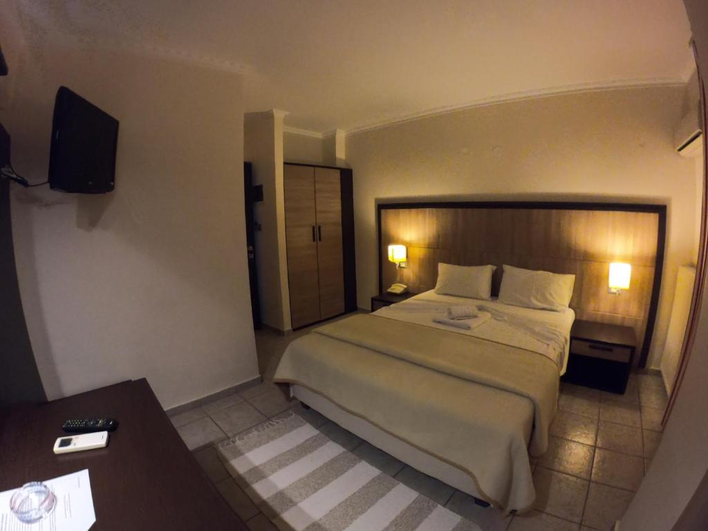 Łóżko lub łóżka w pokoju w obiekcie Kaiafas Lake Hotel