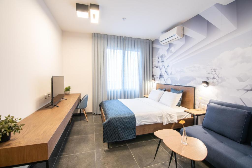 TV a/nebo společenská místnost v ubytování 27Montefiore - Urban ApartHotel TLV