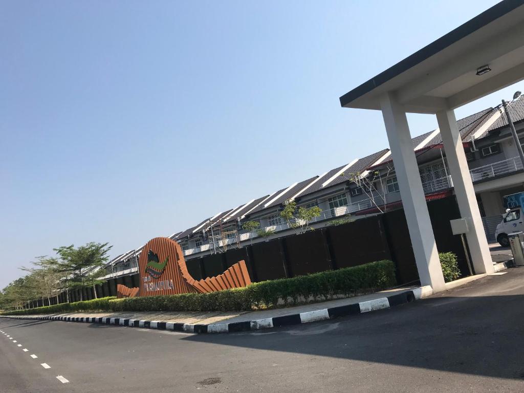 a building with a bench next to a road at BEDONG GOLF VILLA in Bedung