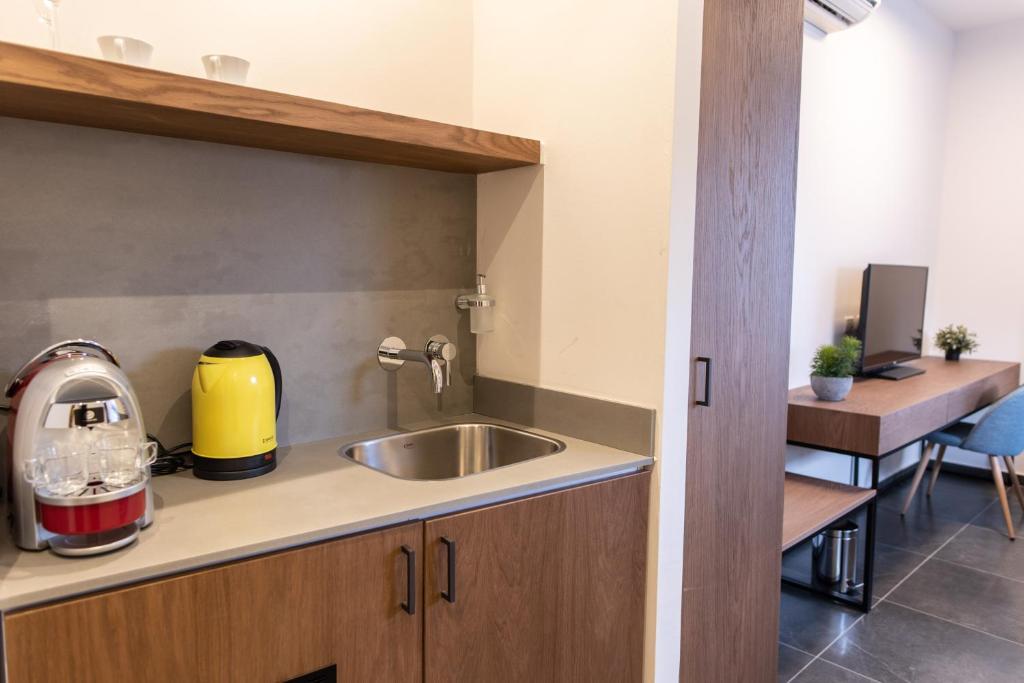 Kuchyň nebo kuchyňský kout v ubytování 27Montefiore - Urban ApartHotel TLV