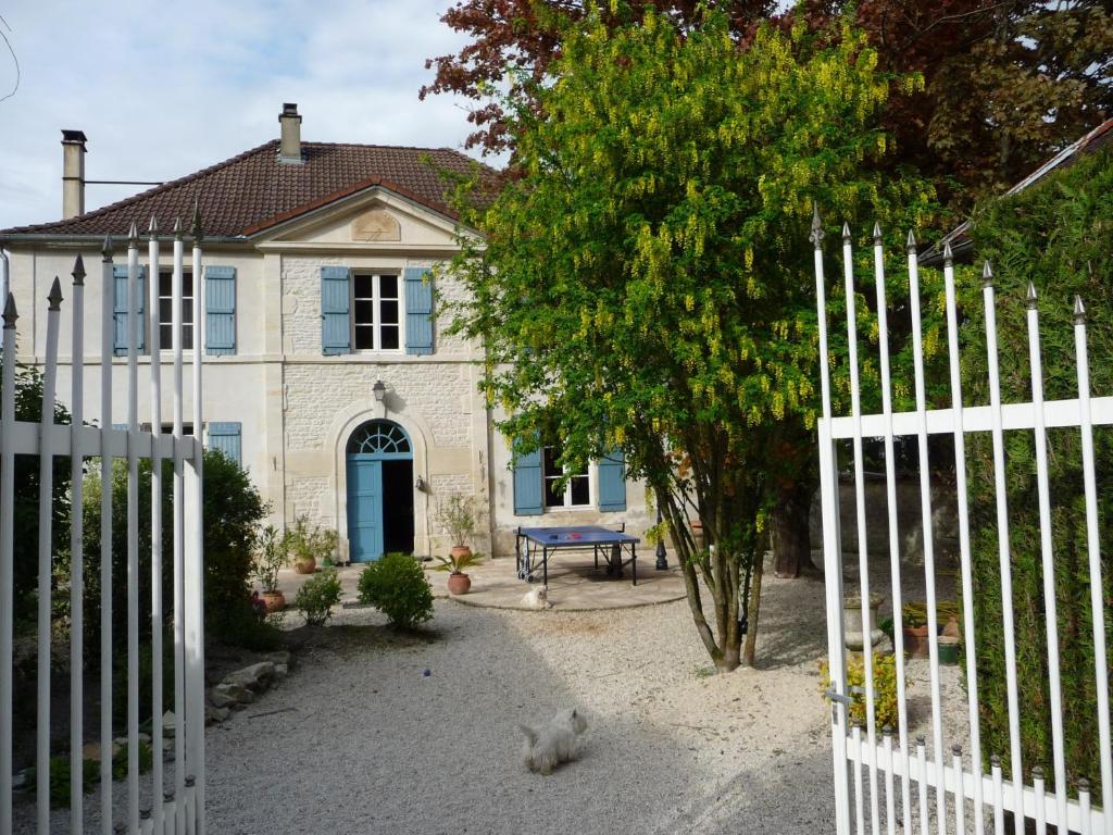einen weißen Zaun vor einem Haus in der Unterkunft Une Parenthèse en Champagne in Jaucourt