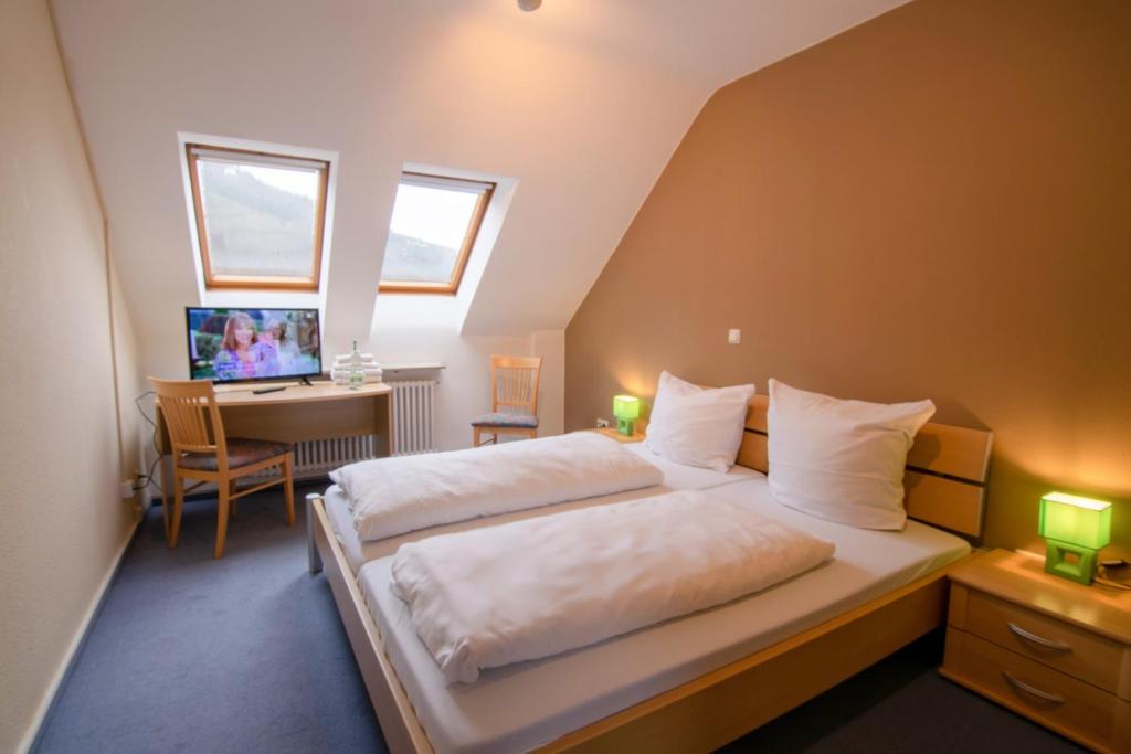 Postel nebo postele na pokoji v ubytování Hotel Goldenes Fass