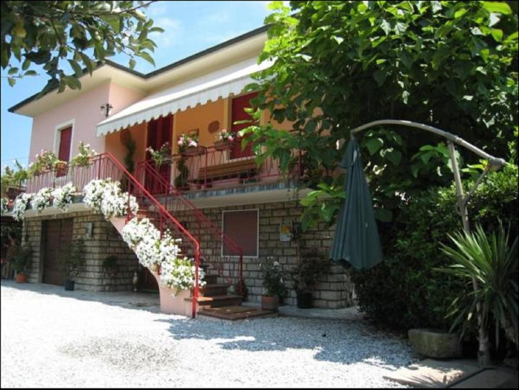 uma casa com uma escada e um guarda-chuva em Casa Mary em Lucca
