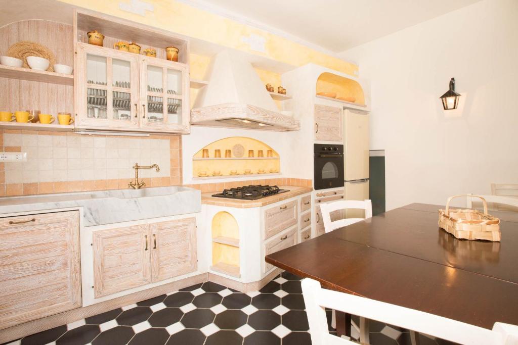 een keuken met een zwart-wit geruite vloer bij Bellambra apartment deluxe in Monterosso al Mare