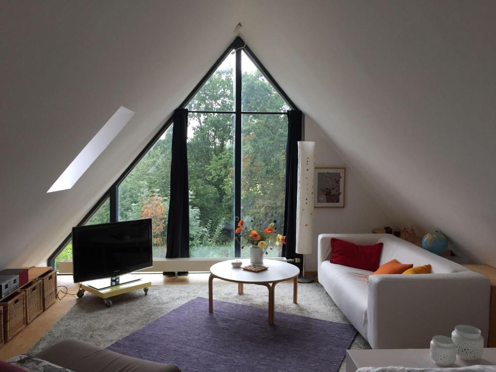 a living room with a large group of windows at drunter-drueber-Maisonette-Ferienwohnung-Luebecker-Bucht in Scharbeutz