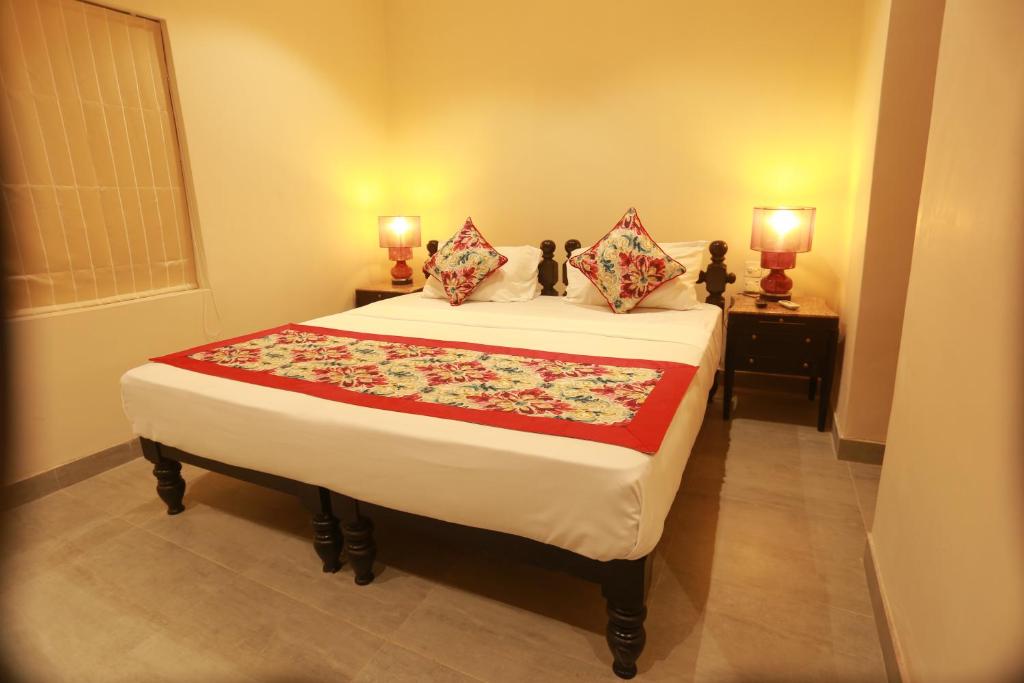 1 dormitorio con 1 cama con 2 mesitas de noche y 2 lámparas en Earl's Red Kurunegala en Kurunegala
