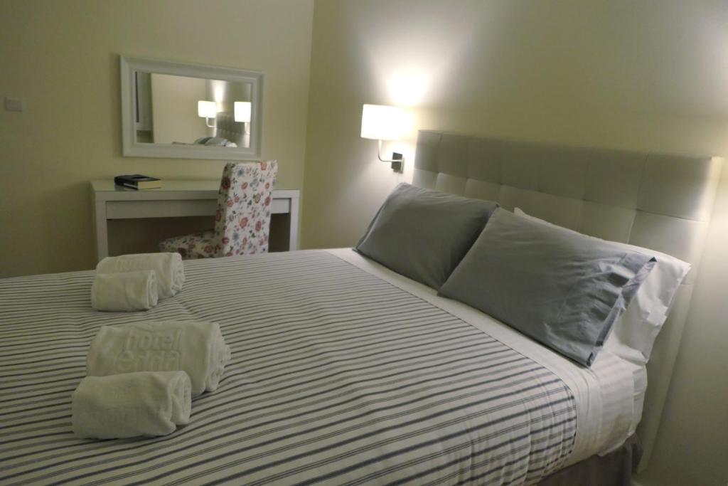 1 dormitorio con 1 cama con 2 almohadas en Férias no Bairro en Lisboa