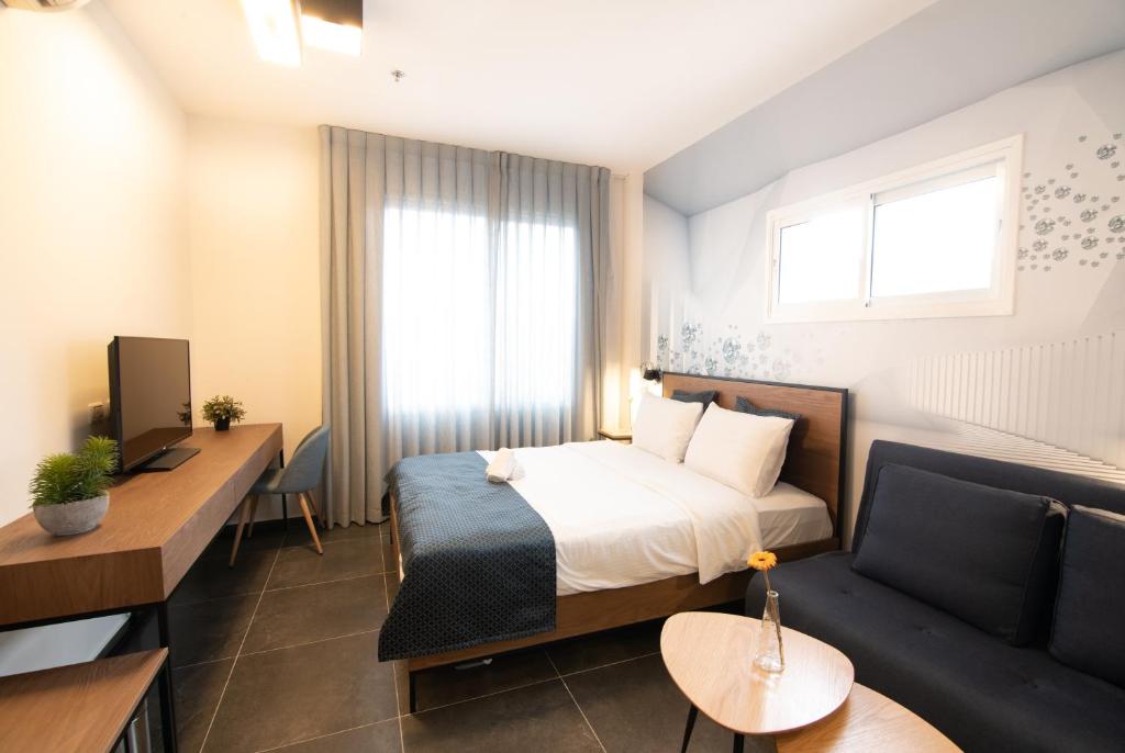 Postel nebo postele na pokoji v ubytování 27Montefiore - Urban ApartHotel TLV