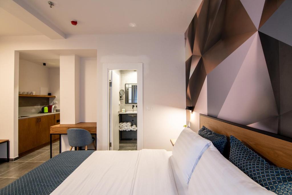 Postel nebo postele na pokoji v ubytování 27Montefiore - Urban ApartHotel TLV