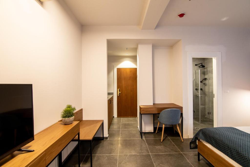 TV a/nebo společenská místnost v ubytování 27Montefiore - Urban ApartHotel TLV