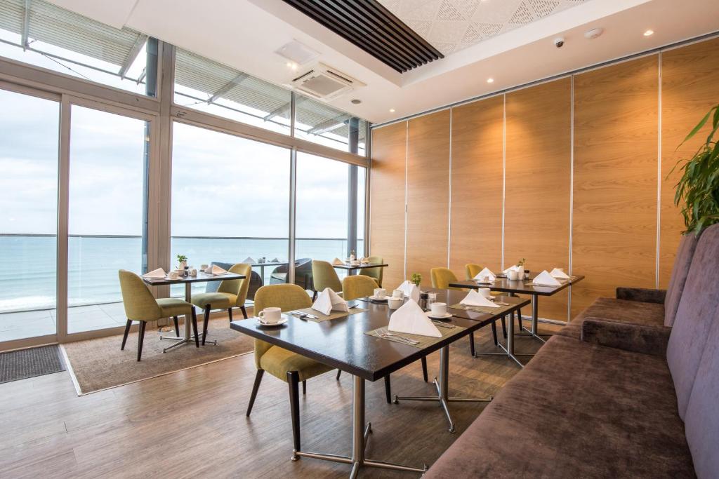Posezení v ubytování Belaire Suites Hotel