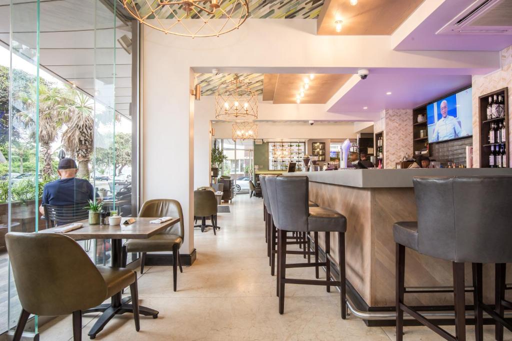 TV a/nebo společenská místnost v ubytování Belaire Suites Hotel