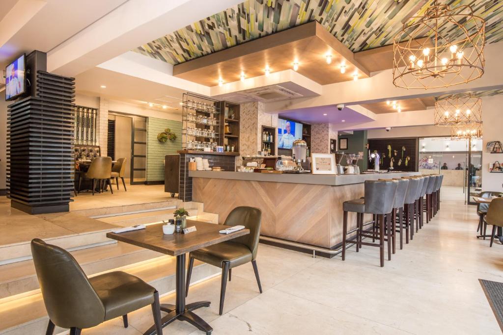Lounge nebo bar v ubytování Belaire Suites Hotel