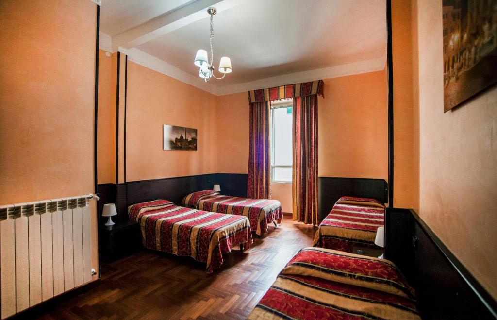 ローマにあるFunny Holidayのベッド2台と窓が備わる客室です。