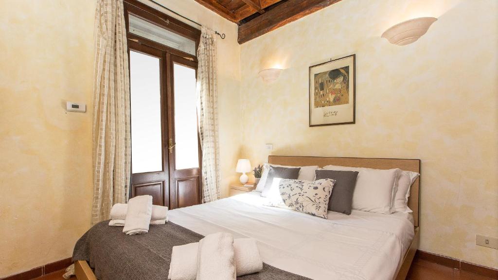 ローマにあるRental in Rome Luce Apartmentのベッドルーム(大型ベッド1台、窓付)