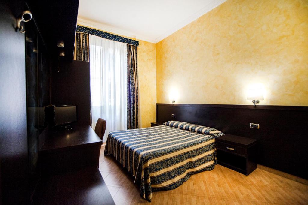 una habitación de hotel con una cama y un televisor en Funny Holiday, en Roma