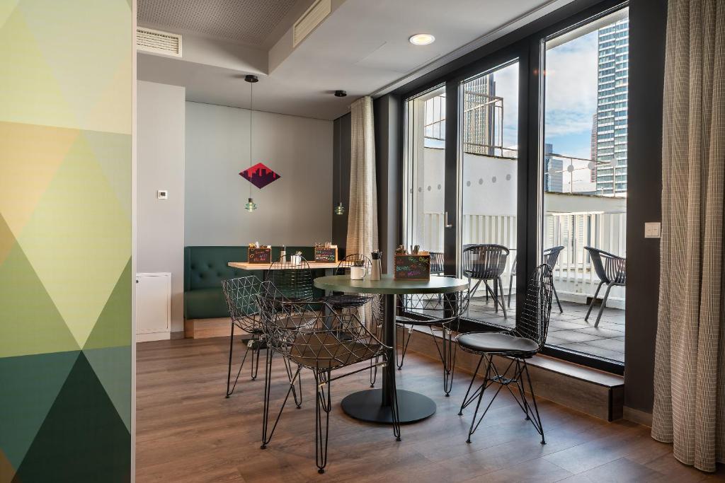 Uma área de estar em Holiday Inn - the niu, Charly Frankfurt City by IHG