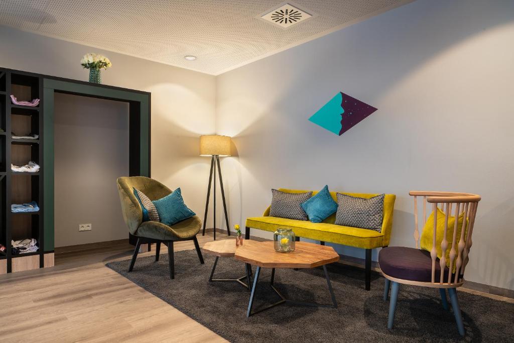 Uma área de estar em Holiday Inn - the niu, Charly Frankfurt City by IHG