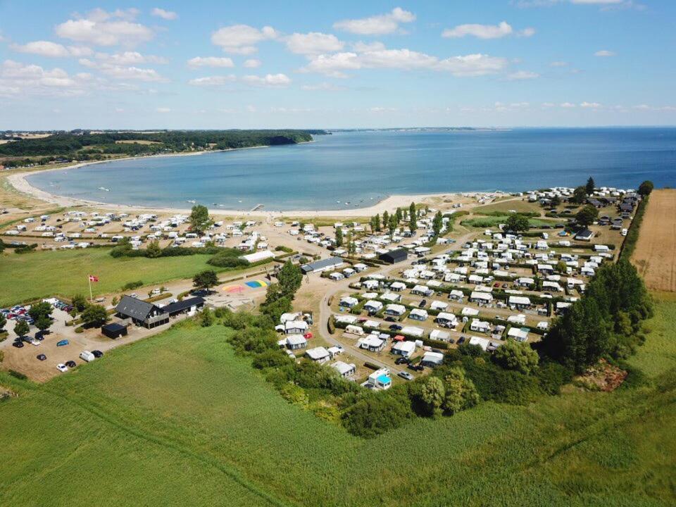 une vue aérienne sur un terrain de camping à côté de l'eau dans l'établissement Vikær Strand Camping & Cottages, à Diernæs