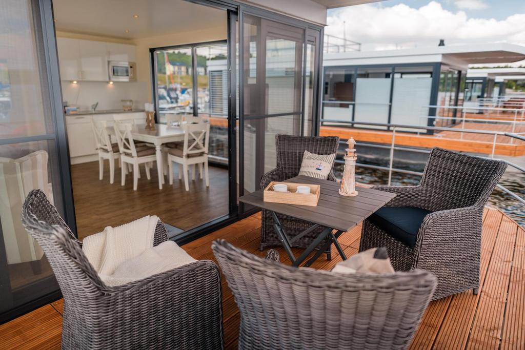 Hausboote und Ferienhäuser Marina Mücheln - Casa De Vacaciones