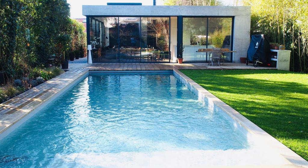 una piscina en el patio trasero de una casa en Oasis de Caudéran, en Burdeos