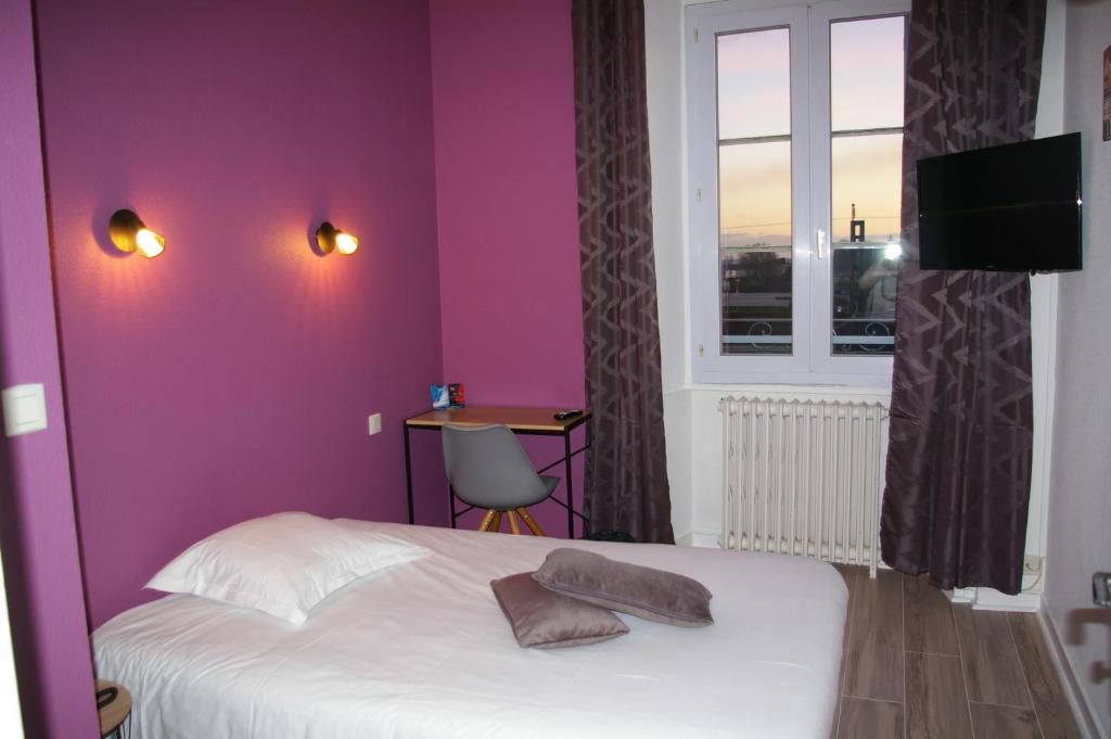 Postel nebo postele na pokoji v ubytování Queen Serenity Hotel
