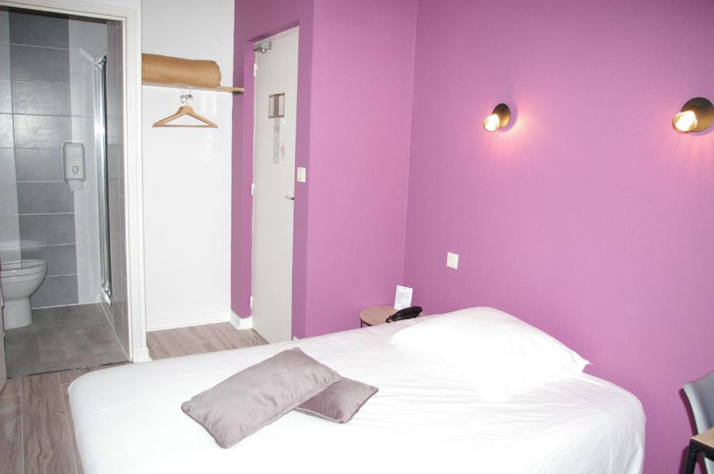 Postel nebo postele na pokoji v ubytování Queen Serenity Hotel