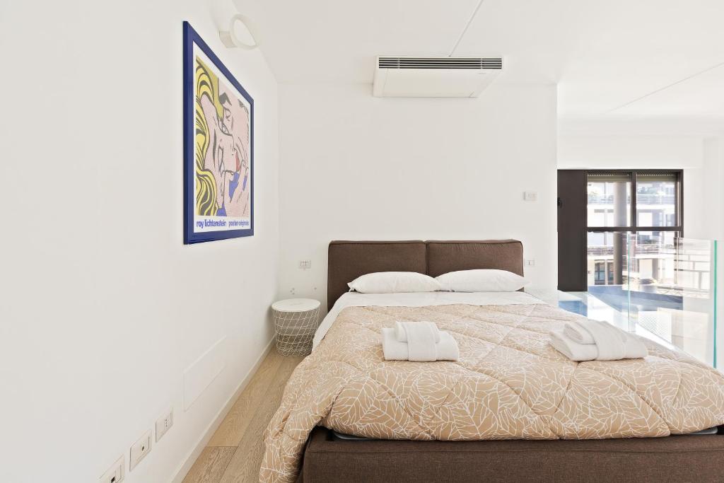 A bed or beds in a room at Elegant Loft with Balcony!