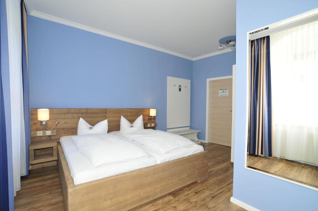 Postel nebo postele na pokoji v ubytování Hotel Am Obermarkt