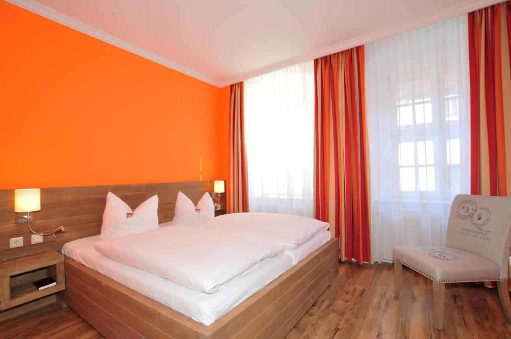 Postel nebo postele na pokoji v ubytování Hotel Am Obermarkt